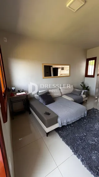 Foto de um quarto com cama e espelho em um imóvel.