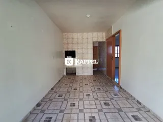 Corredor com piso de cerâmica e paredes claras.