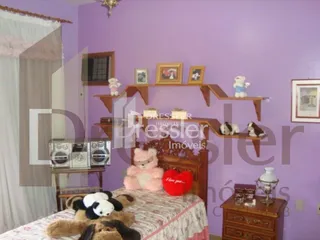 Quarto com cama e decoração de madeira em Lajeado, Brasil.