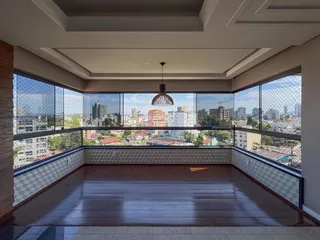 Vista panorâmica da cidade vista de um espaço com sacada.
