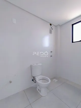 Foto de um banheiro branco com vaso sanitário e piso de cerâmica.