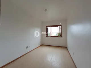 Ambiente interno de uma sala com piso de madeira clara.