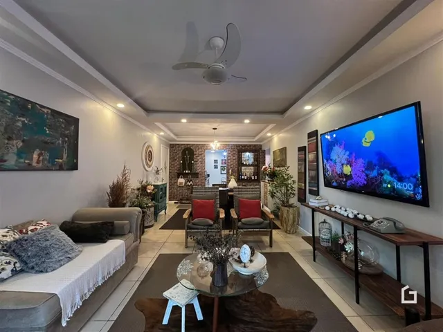 Esta é uma foto da sala de estar de uma residência em Lajeado.