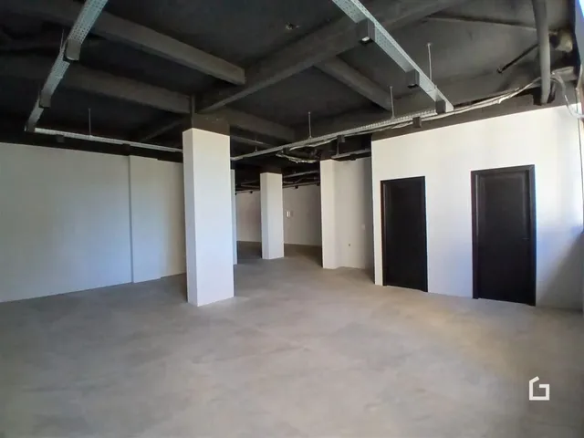 Interior de um espaço com estrutura de concreto aparente.