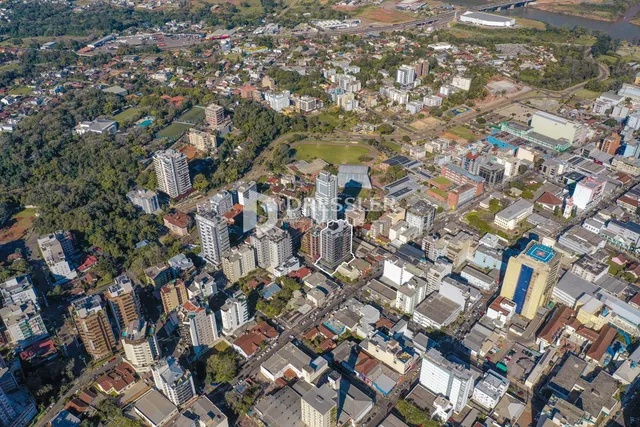 Vista aérea de uma área residencial densamente povoada em Lajeado, Brasil.