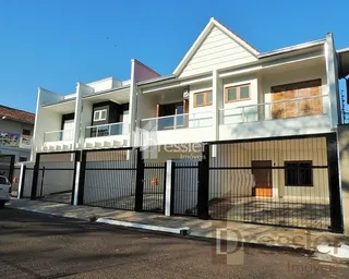 Fachada de uma casa em Lajeado, Brasil, com portão de ferro.