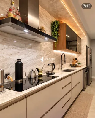 Esta é uma foto de uma cozinha moderna com armários de madeira e bancadas de mármore.