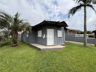 Fachada de uma casa em Lajeado, Brasil, com jardim gramado.