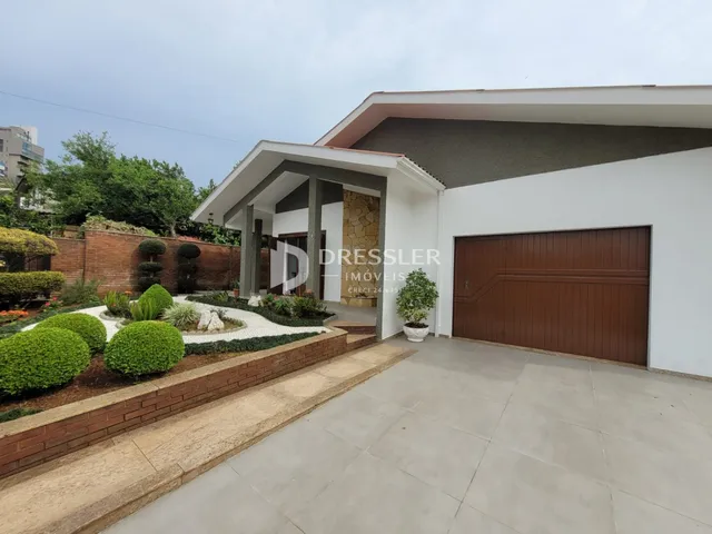 Vista externa de uma casa em Lajeado com garagem e paisagismo.