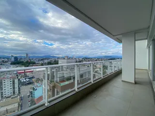 Vista panorâmica da cidade de Lajeado a partir de um terraço com grade de proteção.