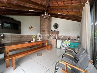 Ambiente interno de uma sala de estar com área de jantar e cozinha em Lajeado.