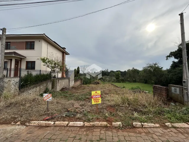 Vista externa de uma residência em Lajeado, Brasil, com cerca e terreno adjacente.