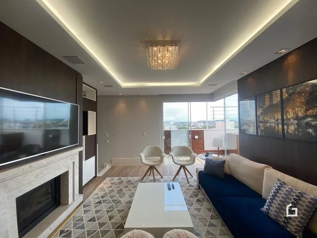 Sala de estar moderna com lareira e televisão em um apartamento.