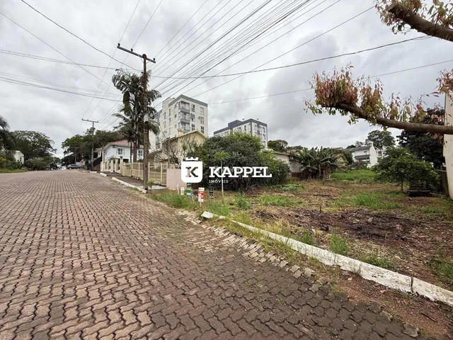 Vista externa de uma rua pavimentada em Lajeado, Brasil.