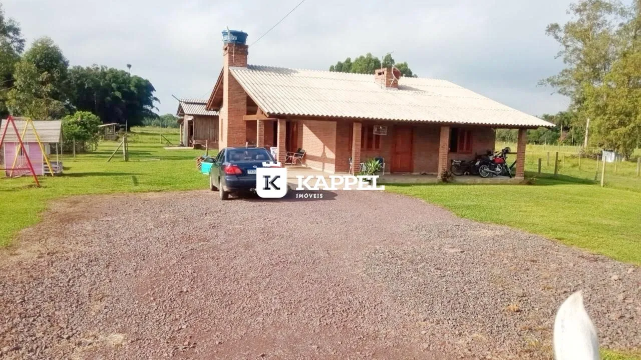 Foto da fachada de uma casa rústica com telhado de metal em Lajeado, Brasil.