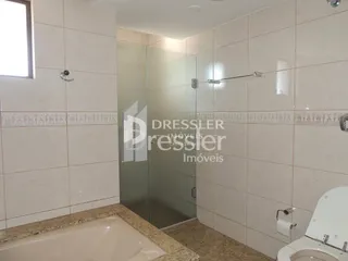 Foto de um banheiro com revestimento cerâmico nas paredes.