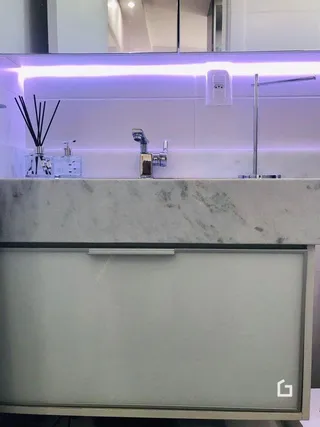 Detalhe da bancada e iluminação de uma cozinha.