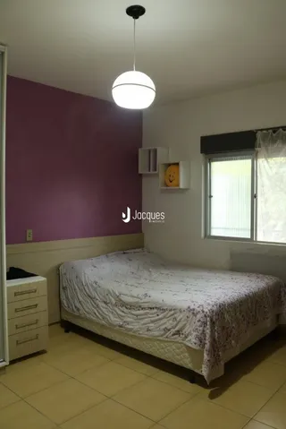 Quarto com cama e janela em um imóvel.