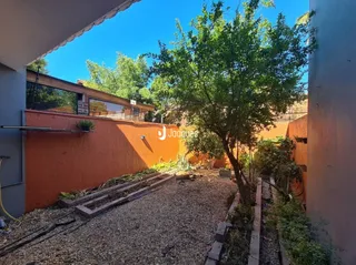 Vista externa do quintal com grama e árvores em Lajeado.