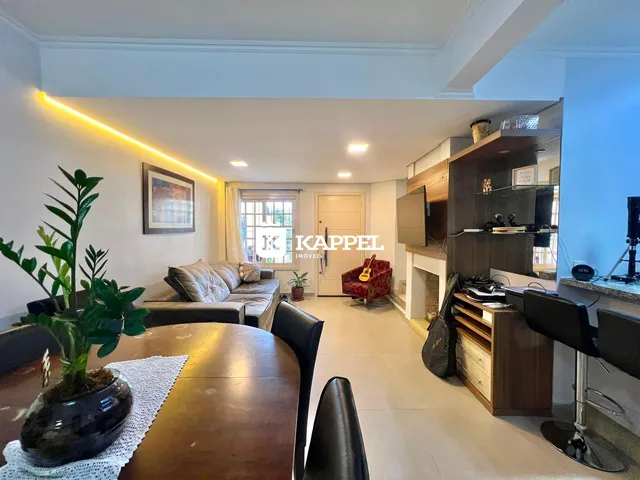 Sala de estar com sofá e mesa de jantar em um apartamento.