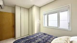 Quarto com cama e janela em ambiente interno.
