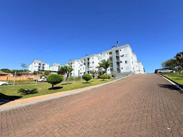 Vista externa de um conjunto de apartamentos em Lajeado, Brasil, com uma estrada pavimentada.