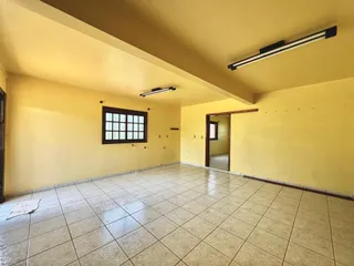 Sala de estar com piso de cerâmica e janela.