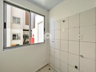 Vista interna de um corredor com parede revestida em Lajeado, Brasil.