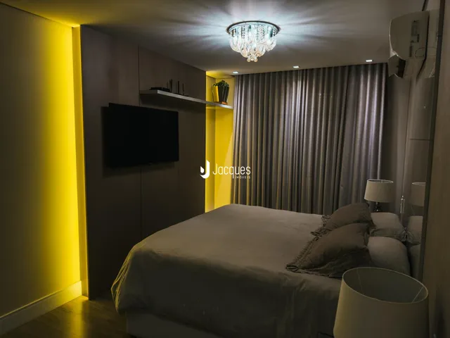 Quarto com cama e decoração moderna em um imóvel no Brasil.