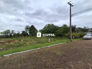 Vista externa de um terreno com vegetação e sinalização em Lajeado, Brasil.