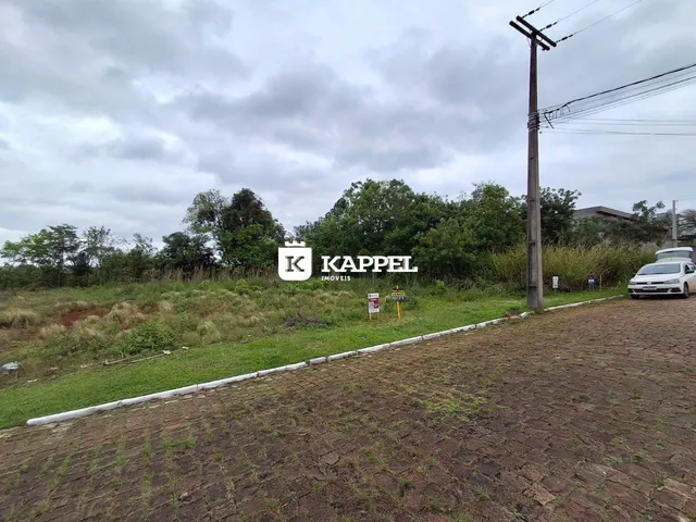 Vista externa de um terreno com vegetação e sinalização em Lajeado, Brasil.