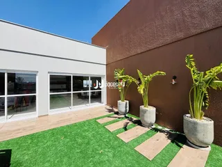 Fachada moderna de uma residência com jardim gramado.