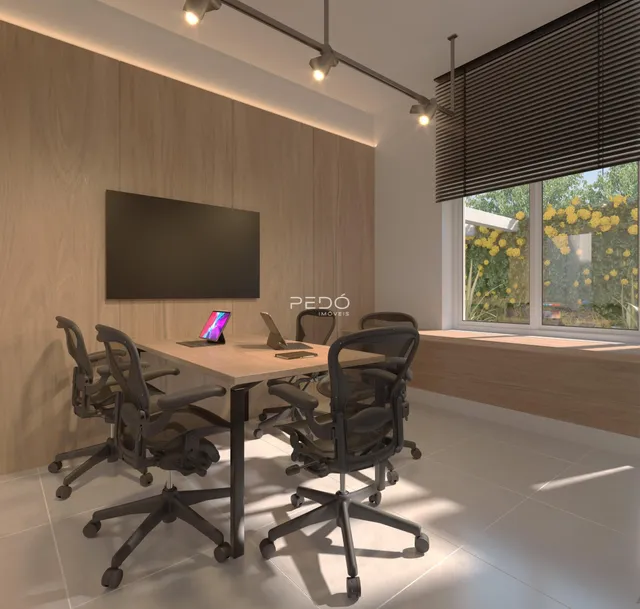Ambiente moderno com mesa de escritório e cadeiras em um imóvel.