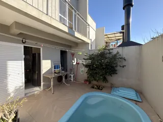 Vista da fachada de uma residência com piscina no Brasil.