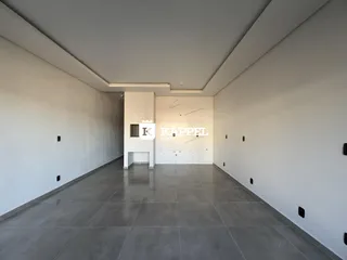 Hall de corredor moderno com piso de porcelanato cinza e paredes brancas.
