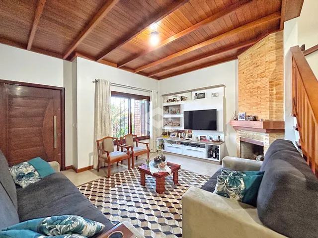 Sala de estar com piso de ladrilhos e decoração de madeira.