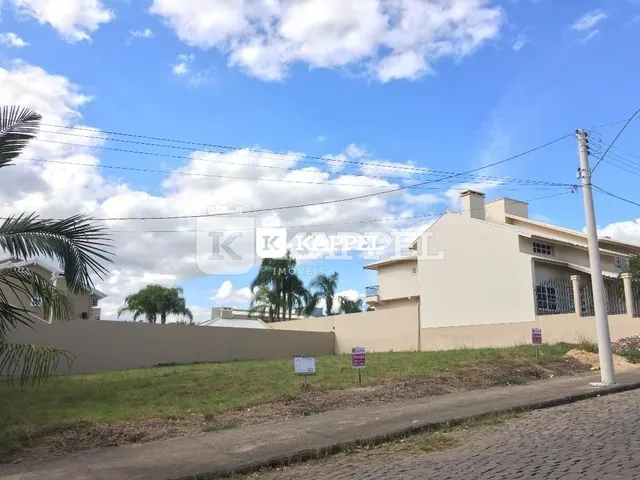 Fachada de uma residência em Lajeado, Brasil, sob um céu azul com nuvens.