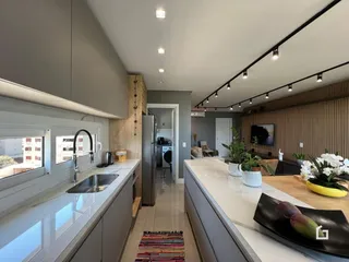 Vista da cozinha moderna de um imóvel em Lajeado, Brasil.