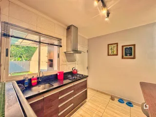 Vista da cozinha com janela e bancada em Lajeado, Brasil.