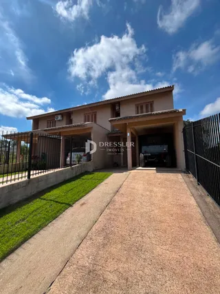 Fachada de uma residência em Lajeado, Brasil, com muro e entrada de garagem.