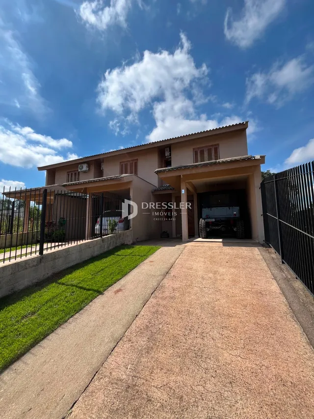 Fachada de uma residência em Lajeado, Brasil, com muro e entrada de garagem.