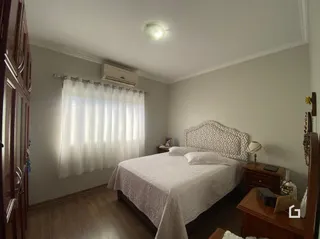 Quarto com cama e janela em um imóvel.