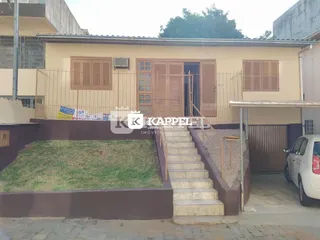 Foto da fachada de uma residência em Lajeado, Brasil, com jardim frontal.