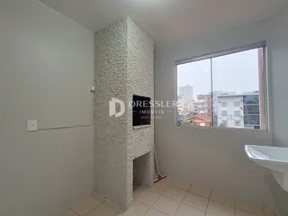 Foto de um cômodo interno com parede texturizada e janela.