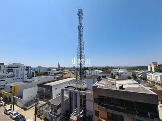 Vista aérea de edifícios e uma torre de comunicação em Lajeado, Brasil.