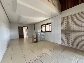 Interior de um ambiente com piso de cerâmica e paredes brancas.