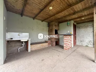 Ambiente interno com piso de cerâmica e estrutura de tijolos aparentes.