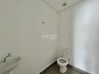Foto de um banheiro interno com pia e vaso sanitário.