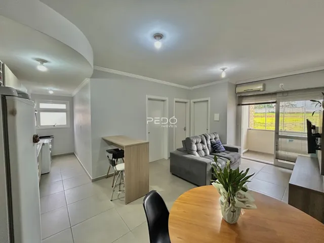 Sala de estar com sofá e mesa de jantar em um imóvel no Brasil.