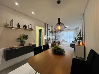 Vista de uma sala de jantar moderna com mesa de madeira e decoração em Lajeado.